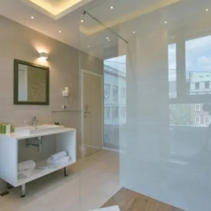 Luxurious Neutral Tones Bath